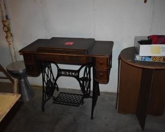 Antique Singer Treadle Sewing Machine Table Cabinet Cast Iron Wood Tiger Oak