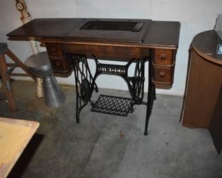 Antique Singer Treadle Sewing Machine Table Cabinet Cast Iron Wood Tiger Oak