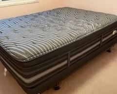 Beautyrest Black Queen Mattress - great condition!