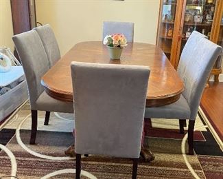 Lovely clawfoot dining room table with clawfoot legs and 6 upholstered chairs.