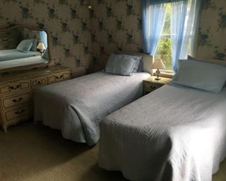 Beautiful Twin Beds Bedroom Set