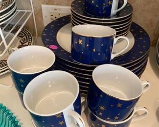 Vintage Galaxy by Sakura China Set
Includes: 
-8 cups
-8 Saucers
-8 Plates
Excellent condition.
Bring your own boxes and packing material.