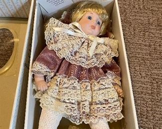 #1197G - Connoisseur Collection doll, Seymour Mann - $8