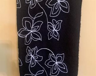#1287L  black and white scarf/wrap $6