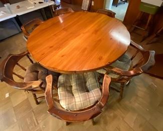 Solid wood circular kitchen table with 2 leaves & 6 chairs