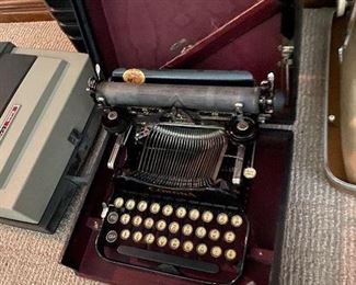 Antique typewriter 
