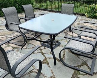 Outdoor table with 6 chairs 