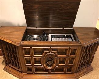 STEREO PLAYS 8 TRACKS, LPs, 45s