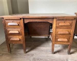 MEDIUM WOOD DESK