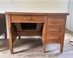 MEDIUM SINGLE PEDESTAL DESK