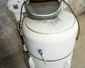 MAYTAG WRINGER WASHER CIRCA 1950