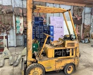 ANTIQUE CLARK FORK LIFT 6000 LBS