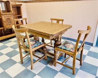 19th c. Oak draw leaf table and 4 chairs