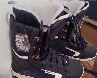 Snowboard boots