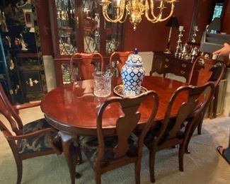 Beautiful mahogany dining set - table with two leaves and six upholstered chairs