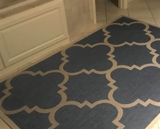 5x8 blue and white rug
