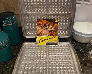 Vintage UNIVERSAL Waffle Grill