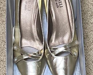 Gold pumps by Vaneli do Notte