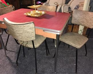 vintage table set (great condition!) table has extending leaves that pop up from under table