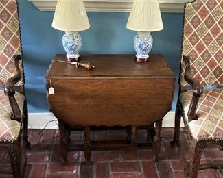 Small drop leaf table; matching lamps