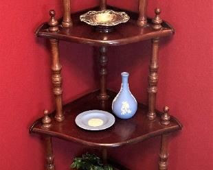 One of two corner shelves