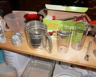 Pampered Chef, flour sifter