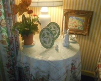 ROUND TABLE w/GLASS - tablecloths separate $40