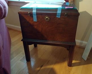 NICE Lane Style side Table Chest. Hinged Top. Burl Wood and has Glass to lay over top of Cabinet Chest. 17" x 11" x 20" Tall