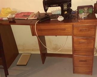 Nice old Singer Sewing Machine in cabinet