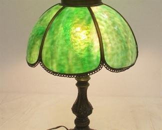 VINTAGE TABLE LAMP WITH SLAG GLASS SHADE. 19.75" TALL WORKS