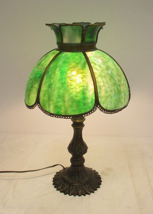 VINTAGE TABLE LAMP WITH SLAG GLASS SHADE. 19.75" TALL WORKS