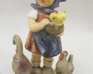 HUMMEL: FEEDING TIME. 4.5" TALL