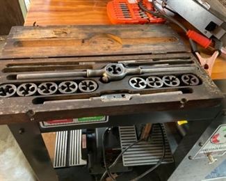Pipe threading die set