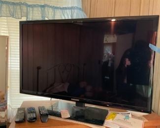 Samsung 42” flat screen TV with remote