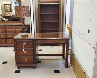 This desk matches several Broyhill bedroom pieces - all very nice and in great condition.