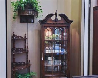 The mirror at the top has a glass drawer - difficult to see in this picture!