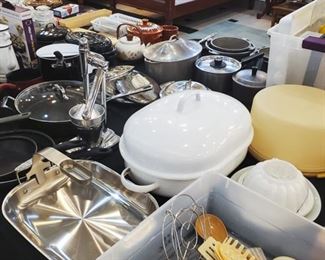 Lots of nice kitchen!!