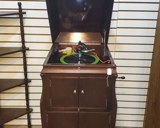 Victrola VV XIV  This thing is in super shape and has a record catalogue of over 100 records in very good condition!