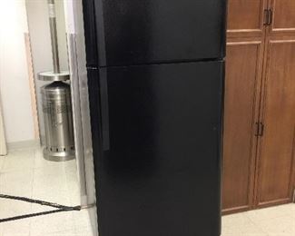 18 cu.ft. Kenmore Refrigerator in very good condition.