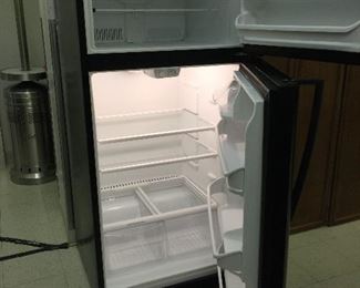 18 cu.ft. Kenmore Refrigerator in very good condition.