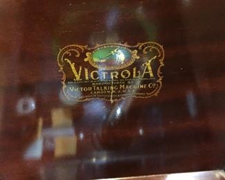 Victrola VV XIV  This thing is in super shape and has a record catalogue of over 100 records in very good condition!