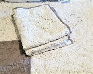 New queen comforter gray and white reversible to all gray and shams