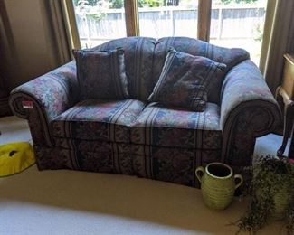 Love seat w/ 2 Pillows