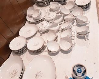 Kayson's fine china, Pattern is Golden rhapsody. This se has 140 pieces. great condition all pieces. 