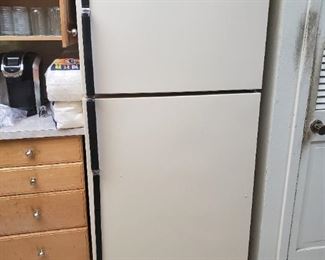 Refrigerator, great condition, with ice maker 
