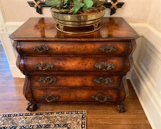 Burl veneer Bombe chest of four drawers on claw & ball feet