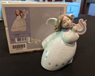 Lladro 6528 "Little Angel with Lyre"
