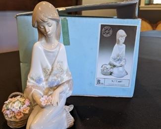Lladro 7607 "Flower Song"