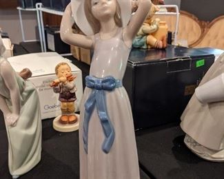 Lladro 5011 "Coy Girl"
