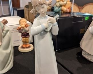 Lladro 4871 "Girl with Guitar"